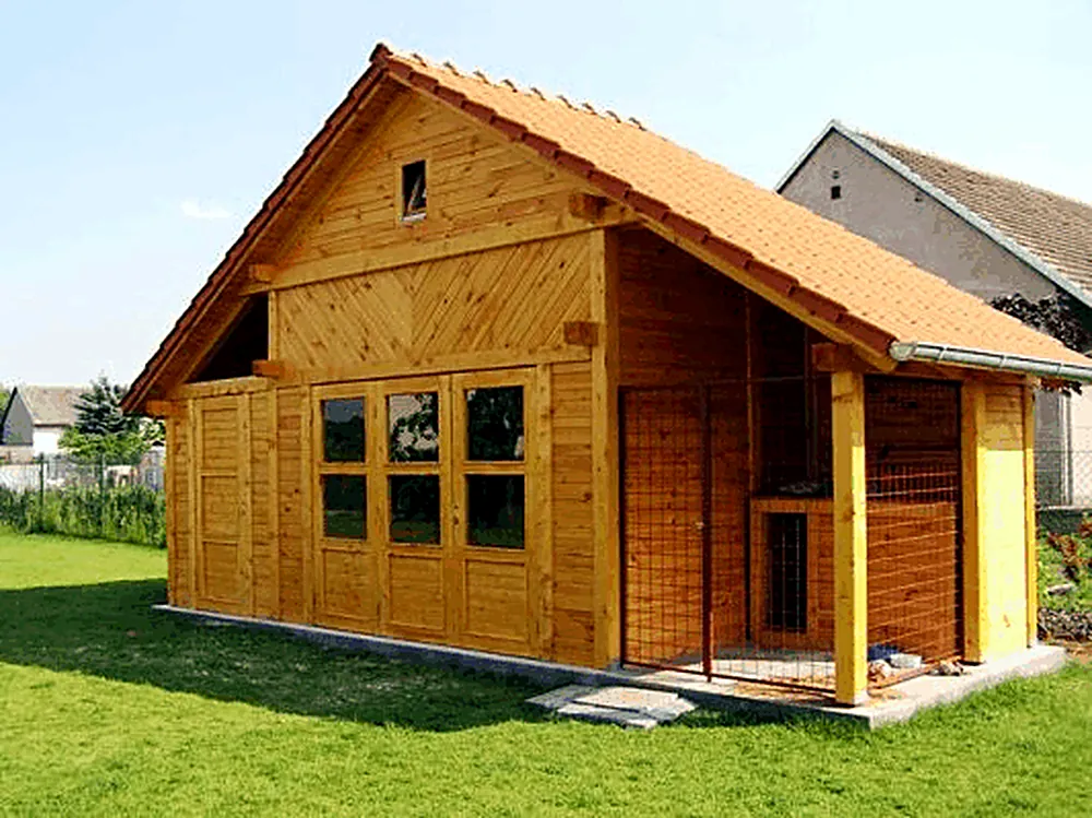 Dřevostavba s dřevěným obkladem a sedlovou střechou