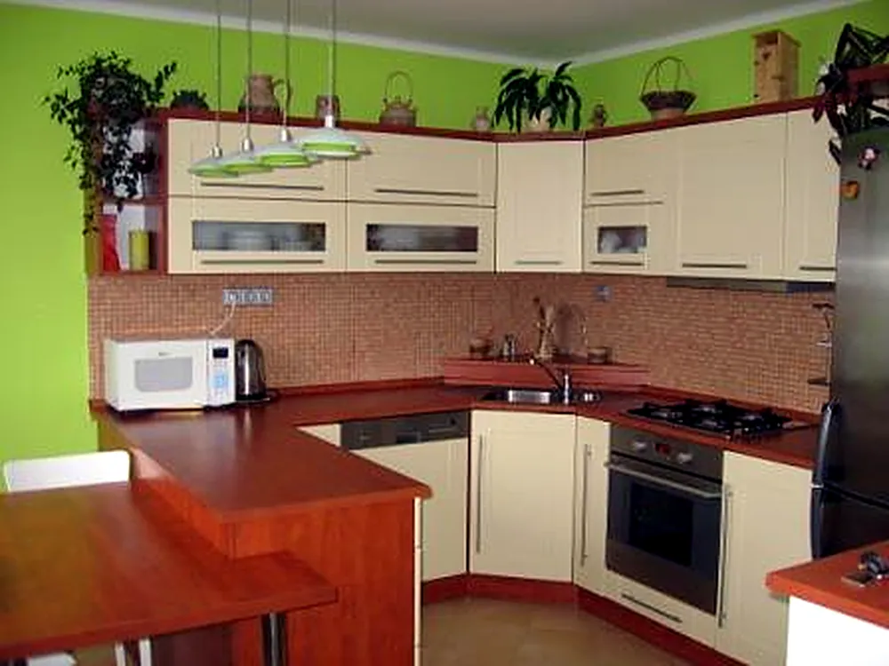 Kuchyňská linka do L s barovým pultem a jídelním stolem
